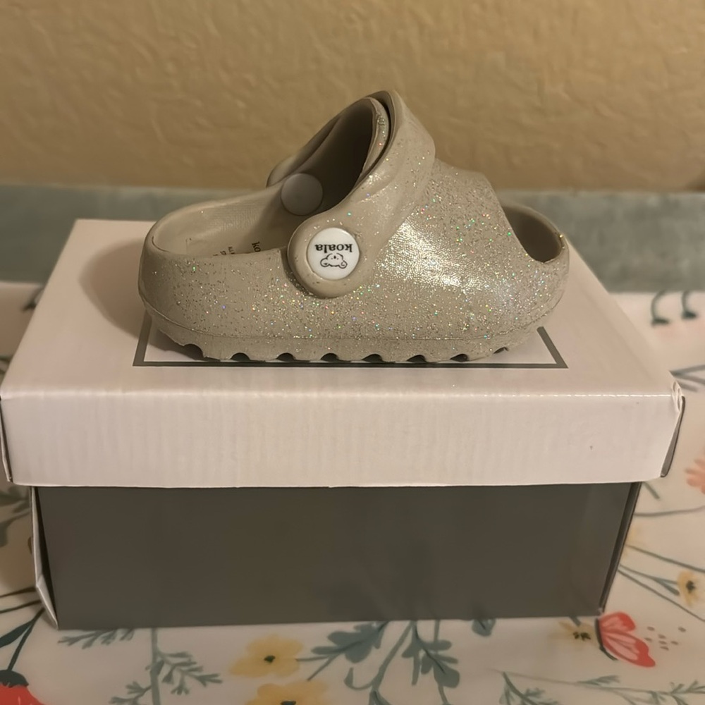 Koala Baby Size 2 Baby Shoes in Glittery Gray